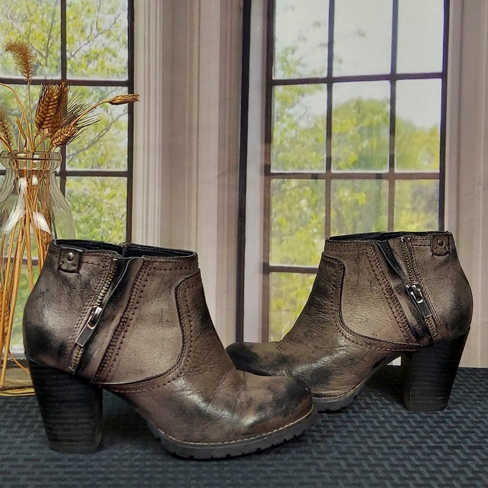 CLARKS ARTISAN MISSION HALLE LEATHER HEELED ANKLE BOOTS